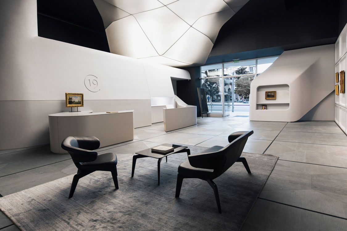  19c_1 [19659004] В своем элегантном минимализме и ретро-футуристической белизне обстановка художественной галереи, завершенная в мае 2018 года, стала подходящим фоном для картин 19 <sup> </sup> века, на которых галерея сосредоточена исключительно. </p>
<p><img loading=